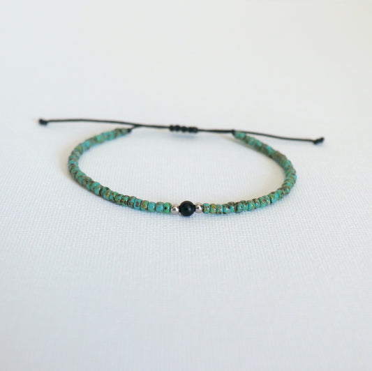 Bracelet fin perles sur cordon pour lui,bracelet rocailles picasso turquoises et pierre onyx noires