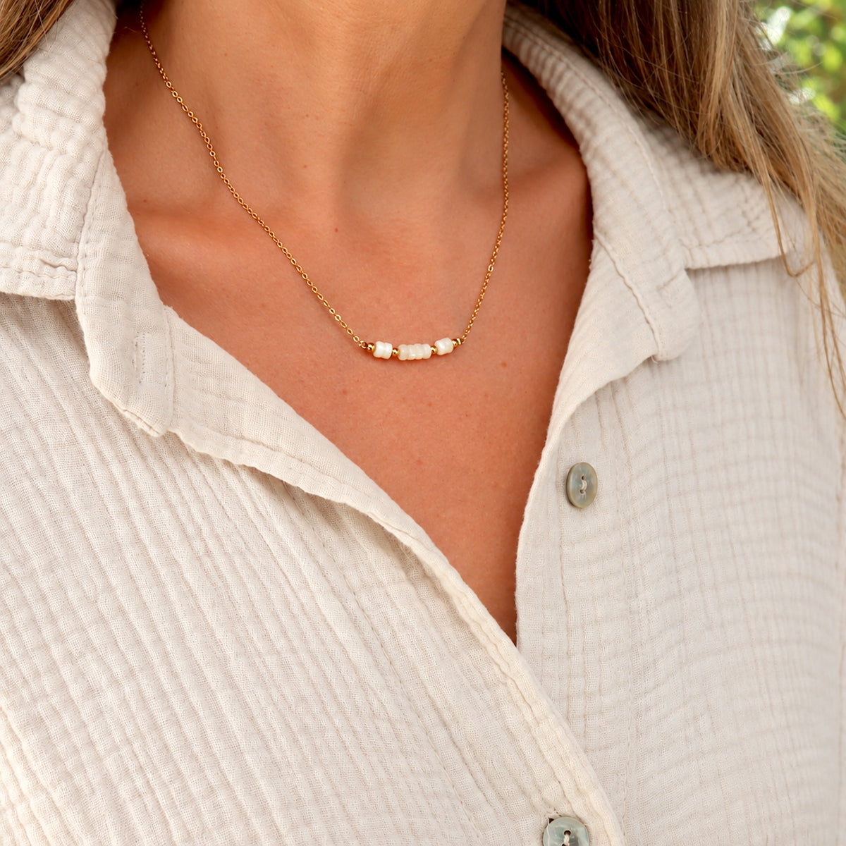 Collier perle en nacre chaine acier inoxydable doré, collier réglable par chaine de rallonge