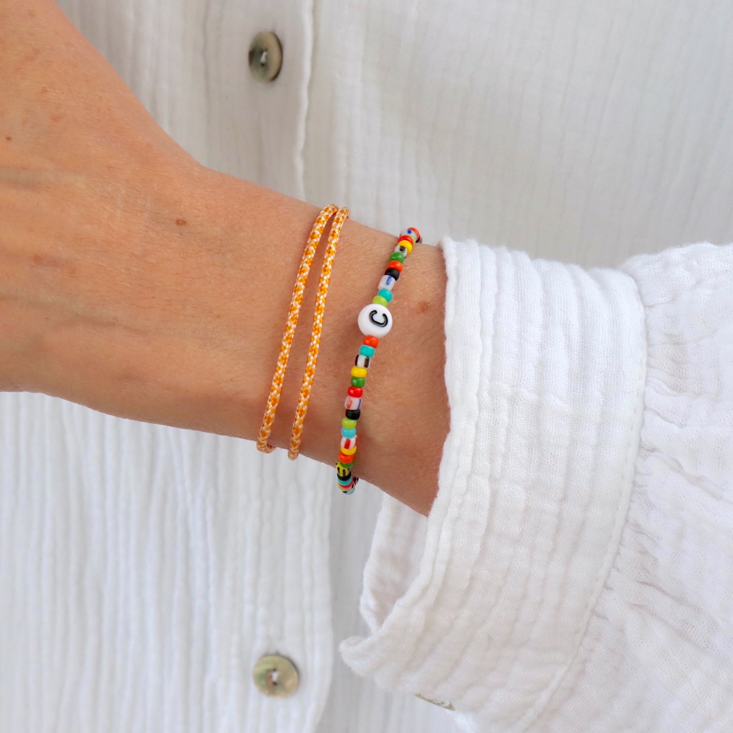 Bracelet perles de rocaille colorées et initiale personnalisable, cadeau pour elle