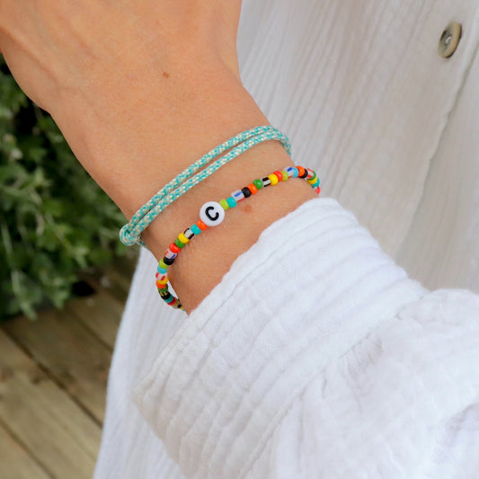 Bracelet perles de rocaille colorées et initiale personnalisable, cadeau pour elle