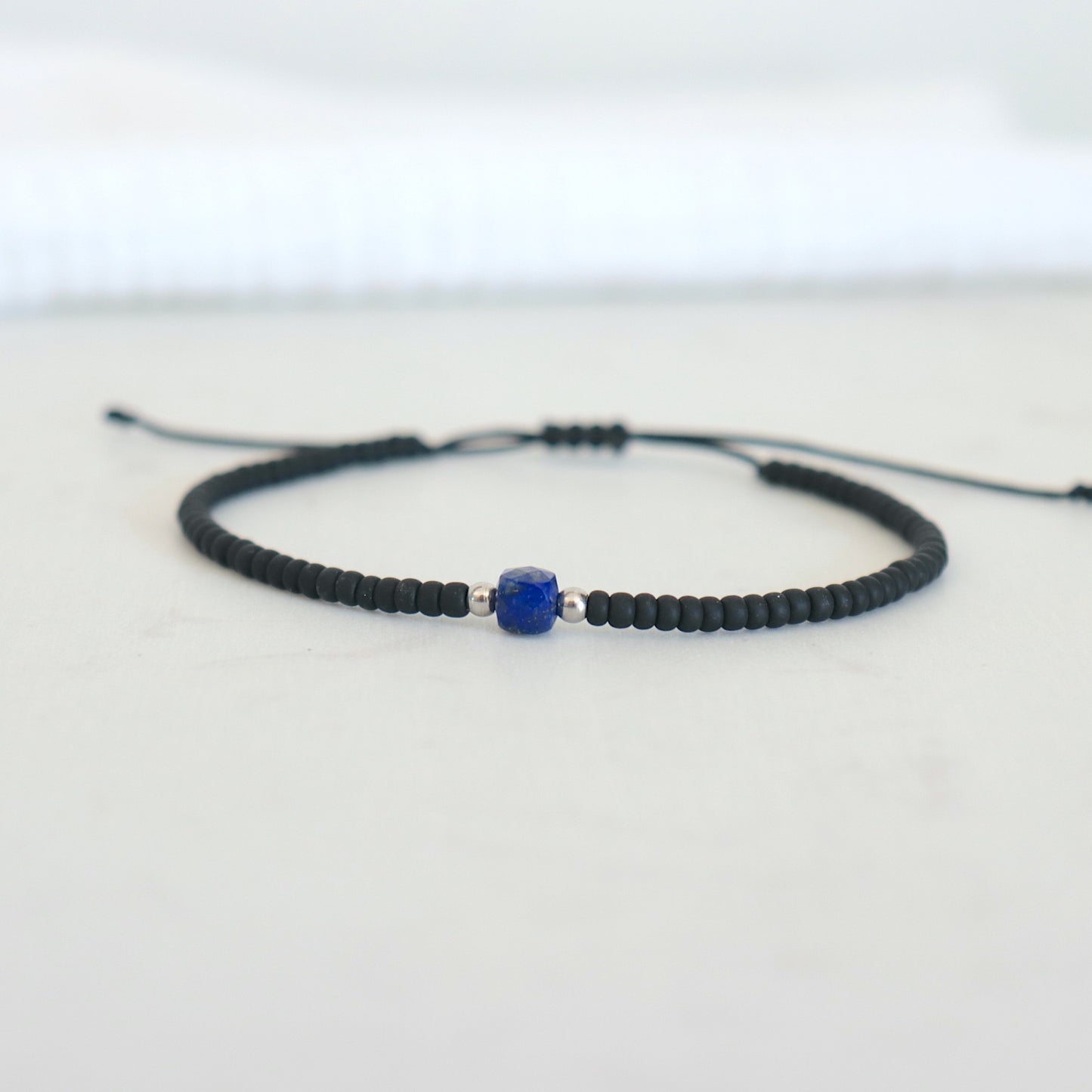 Bracelet homme lapis lazuli et perles noires sur cordon