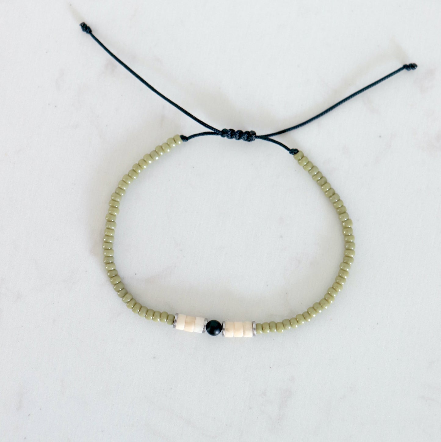 Bracelet surf howlite et perles vertes cactus sur cordon