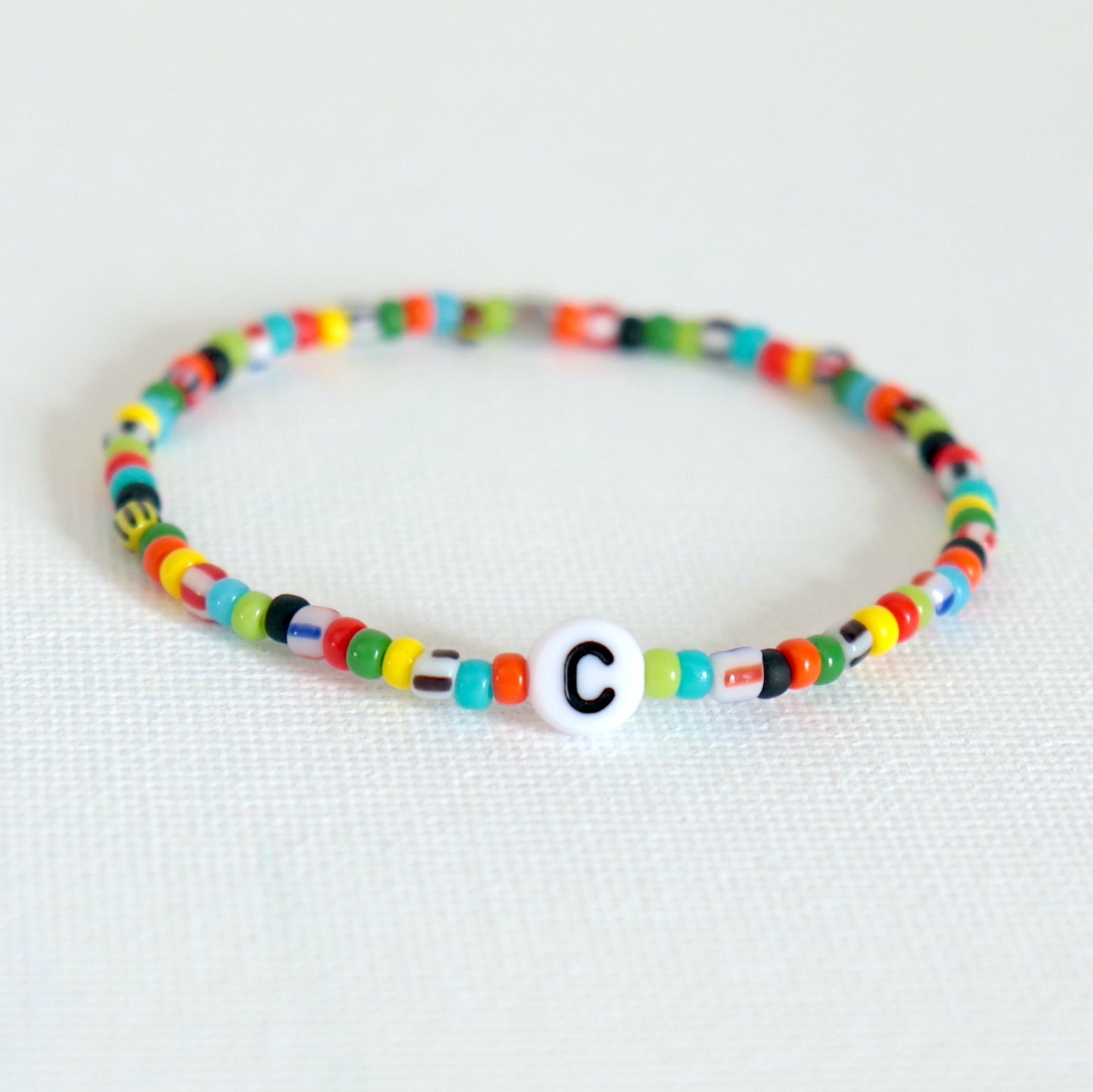 Bracelet perles de rocaille colorées et initiale personnalisable, cadeau pour elle