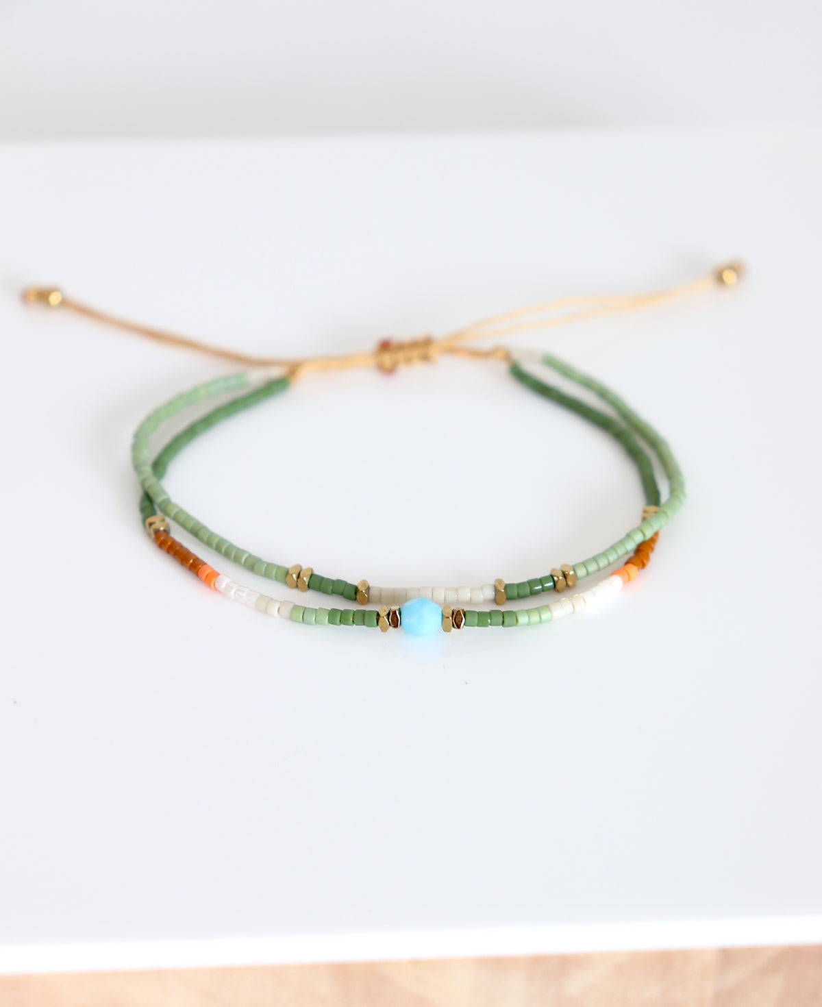 Bracelet fin cordon ajustable double rangs perles de couleur pour femme