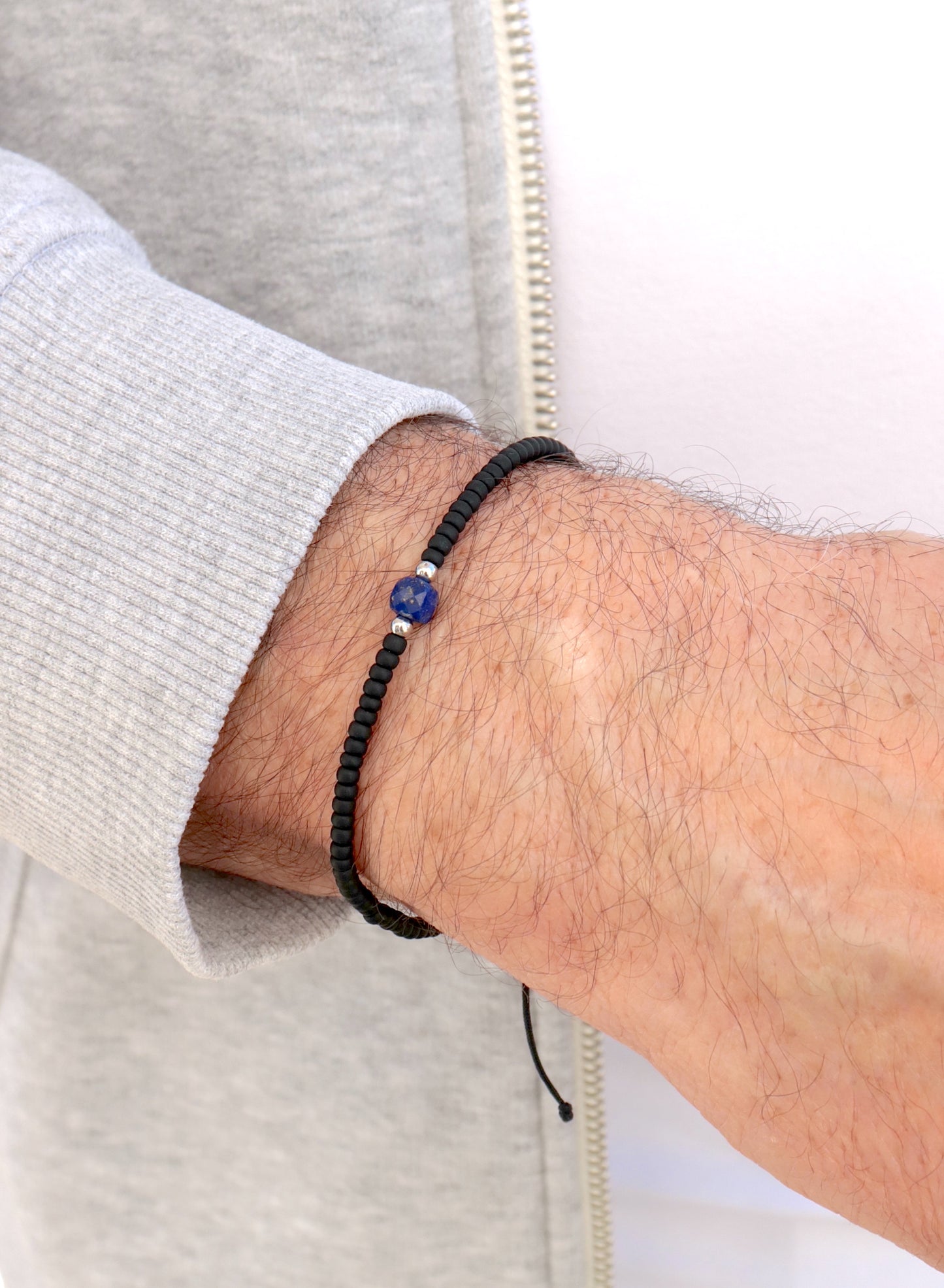 Bracelet homme lapis lazuli et perles noires sur cordon
