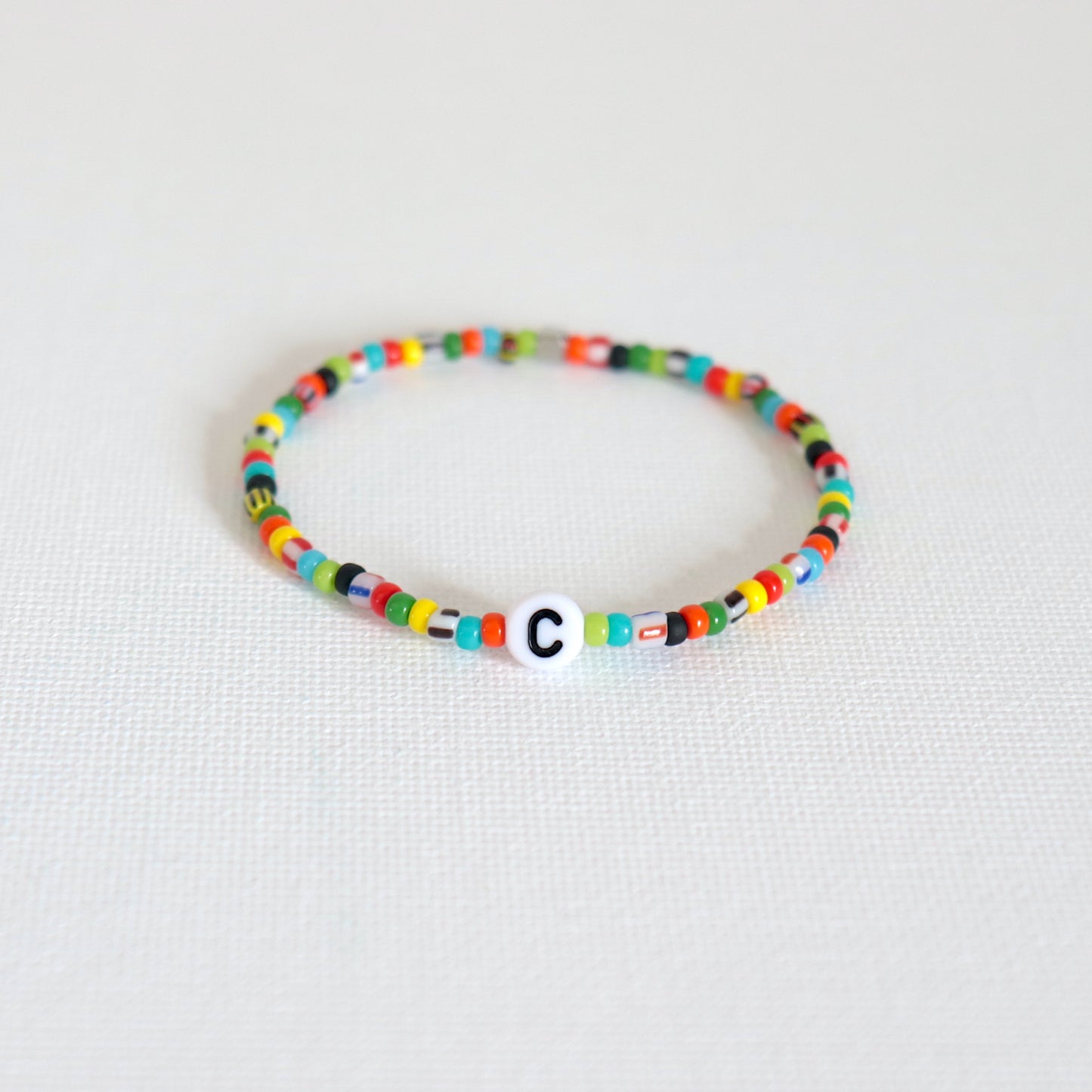 Bracelet perles de rocaille colorées et initiale personnalisable, cadeau pour elle