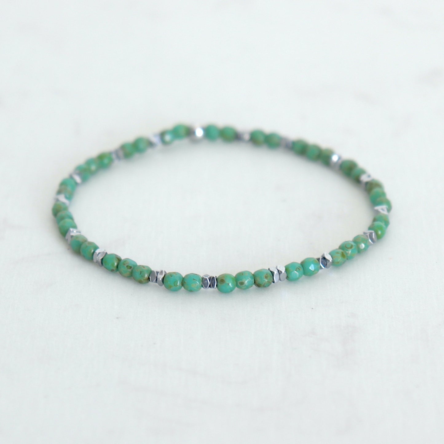 Bracelet femme perles vertes sur elastique deux modéles à choisir