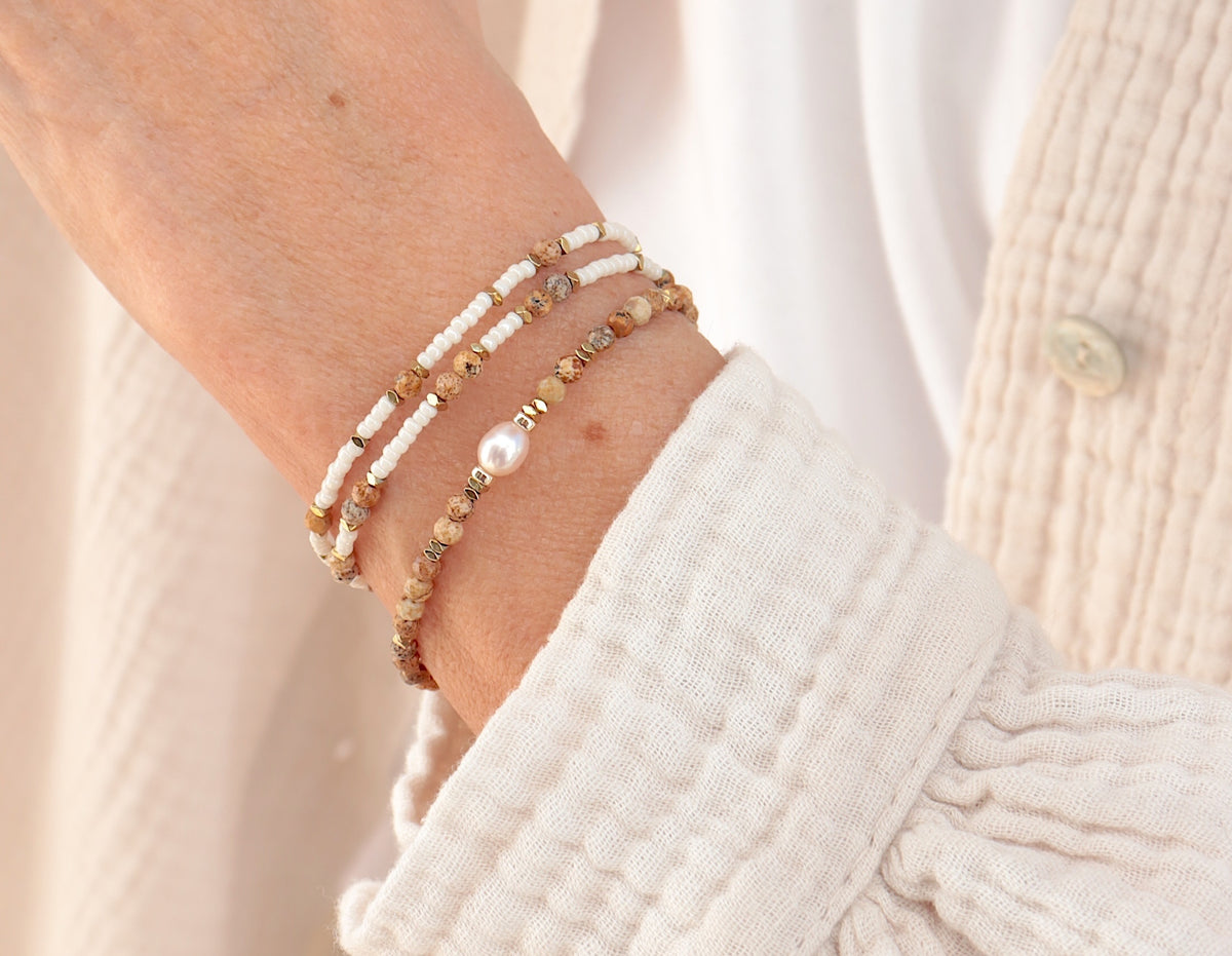 Bracelet fin perle d'eau douce et pierres jaspe paysage sur cordon