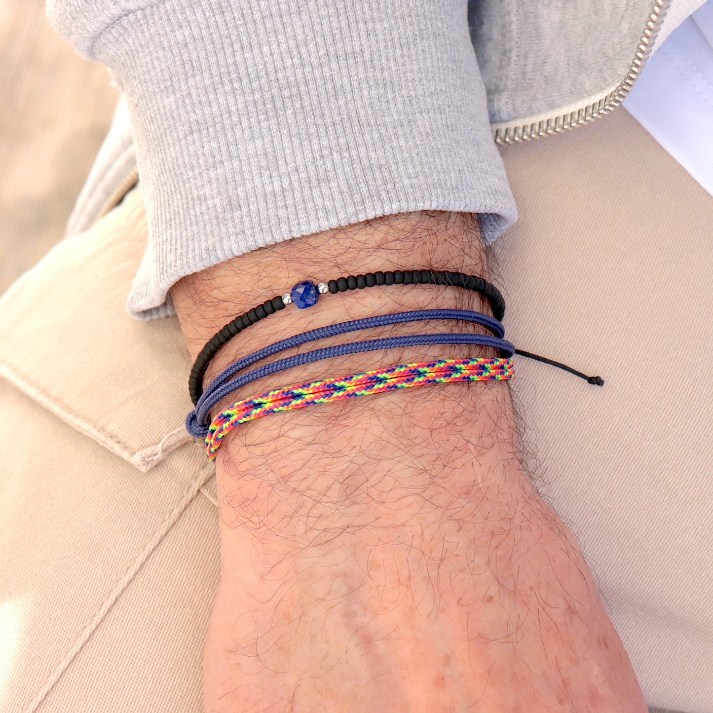 Bracelet homme lapis lazuli et perles noires sur cordon