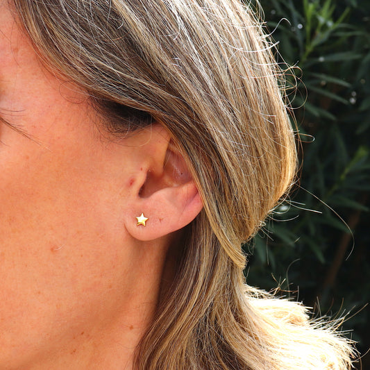 Petites puces d'oreilles étoiles pour femme, mini clous d'oreilles minimalistes disponibles en argent ou dorés