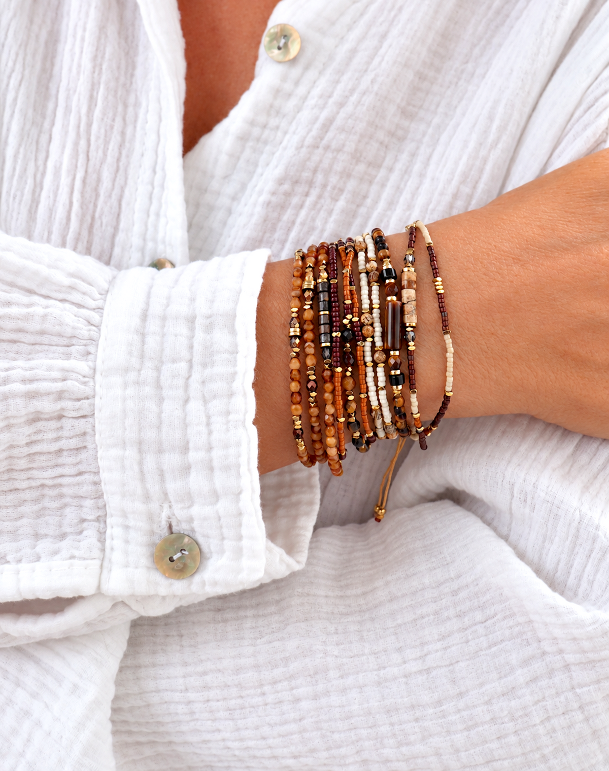 Bracelet femme perle marron et créme sur cordon réglable