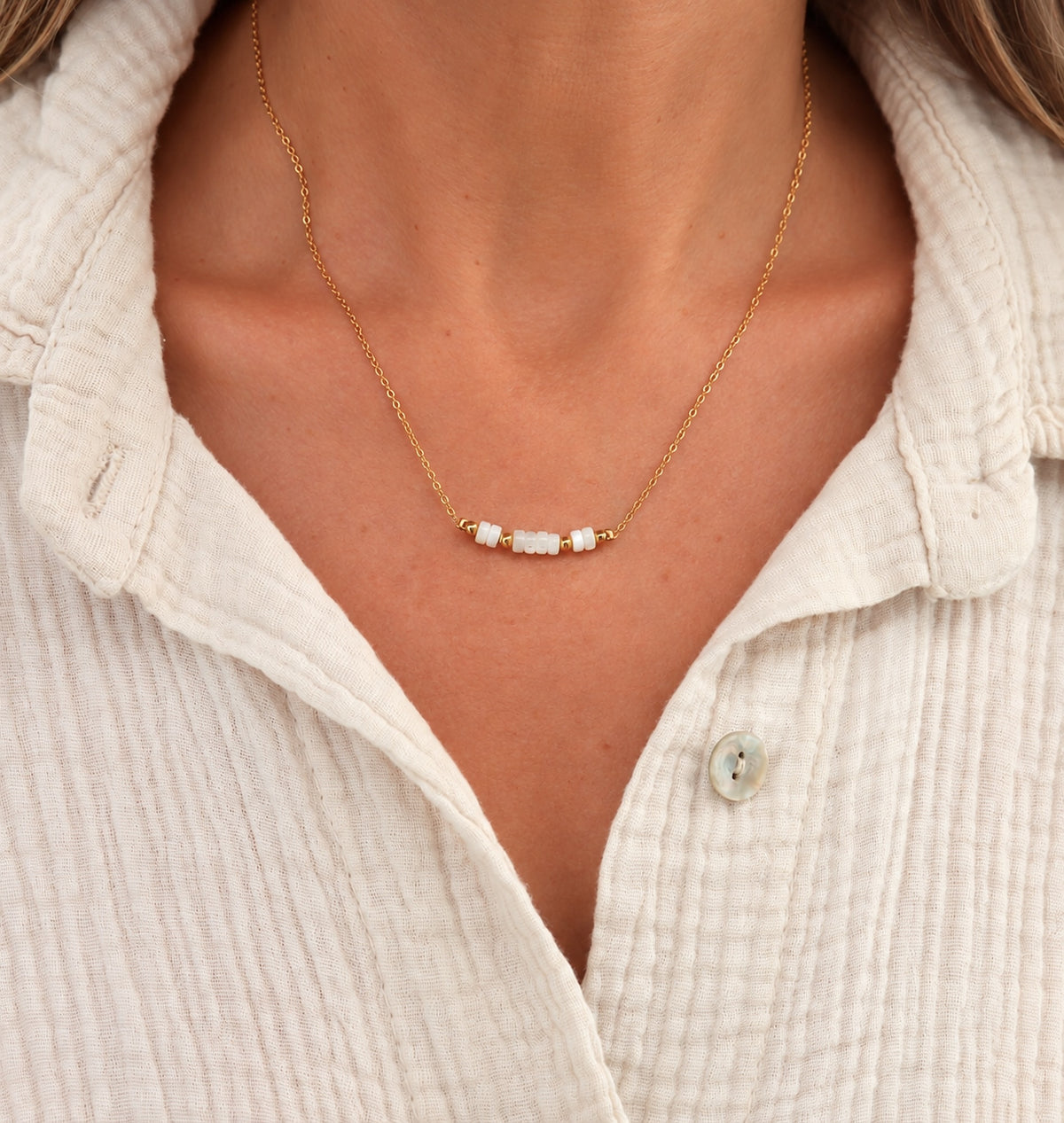 Collier perle en nacre chaine acier inoxydable doré, collier réglable par chaine de rallonge