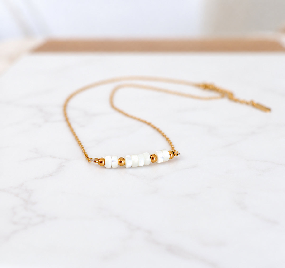 Collier perle en nacre chaine acier inoxydable doré, collier réglable par chaine de rallonge