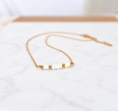 Collier perle en nacre chaine acier inoxydable doré, collier réglable par chaine de rallonge