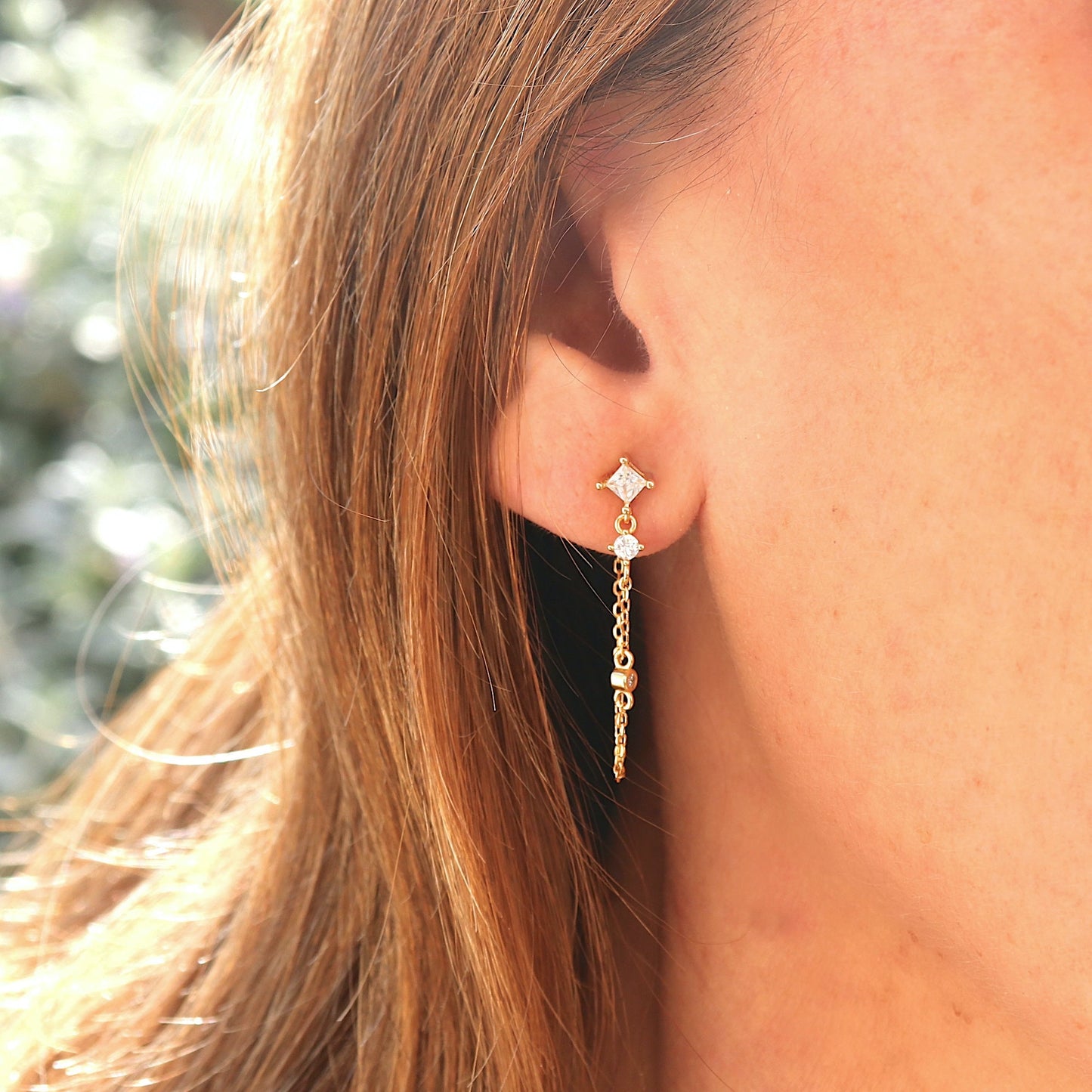 Petites puces d'oreilles chaine trois zircons, clous d'oreilles femme argent ou doré