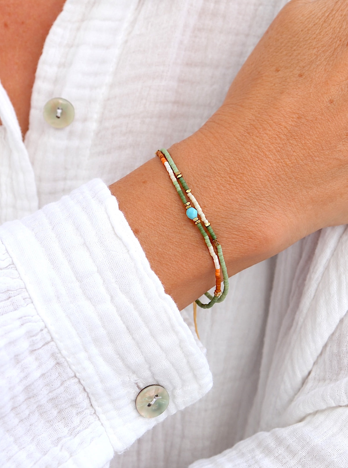 Bracelet fin cordon ajustable double rangs perles de couleur pour femme