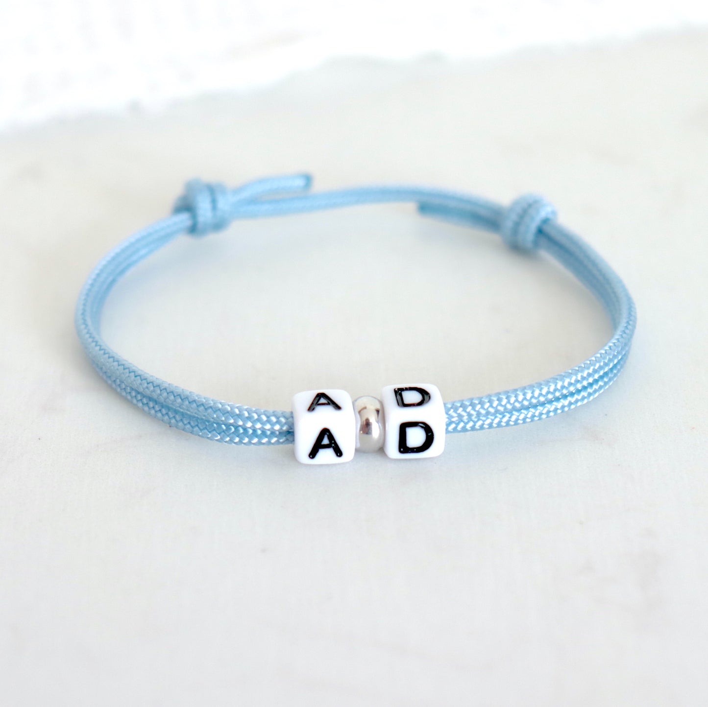 Bracelet cordon uni deux initiales personnalisées pour elle