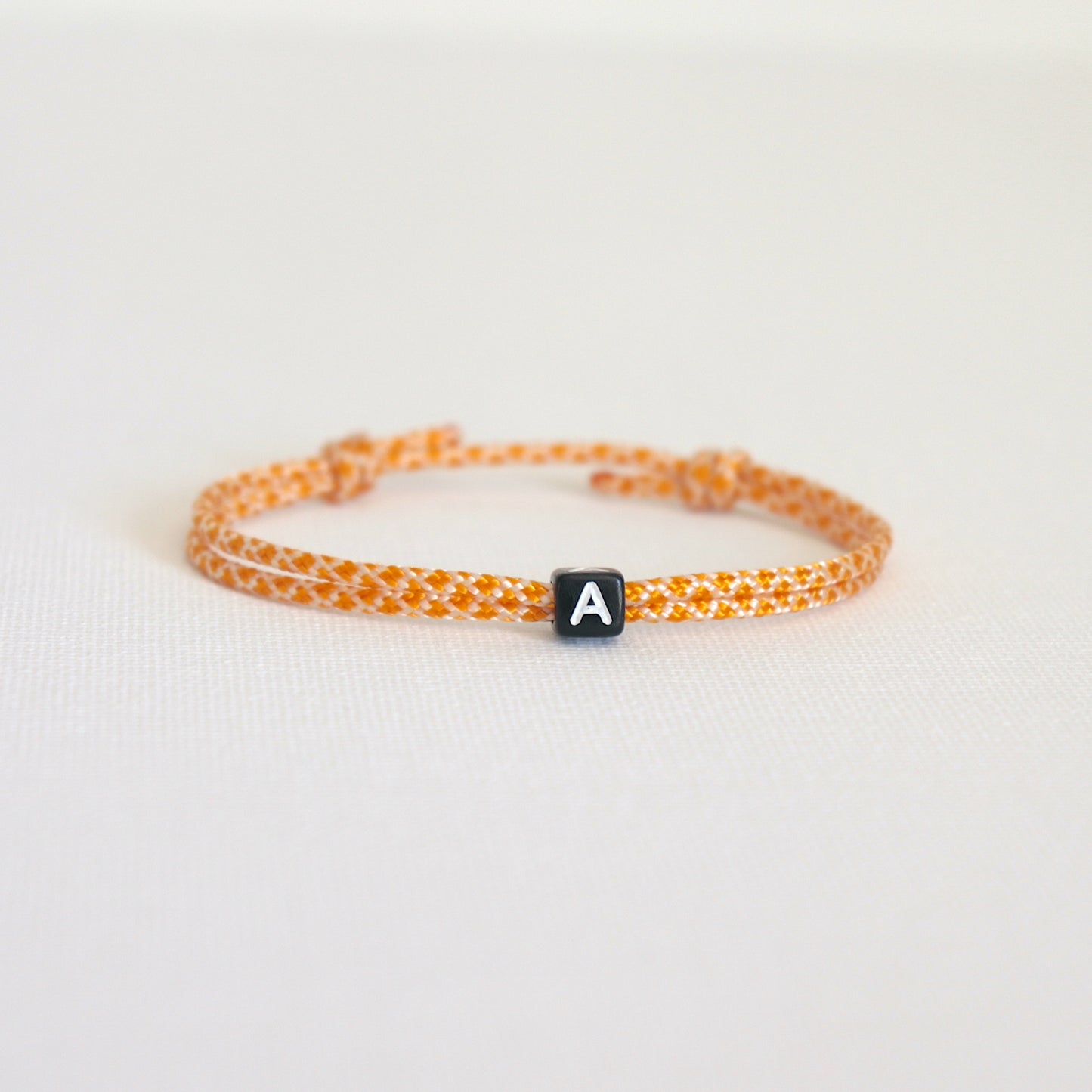 Bracelet avec cordon et lettre personnalisable pour elle