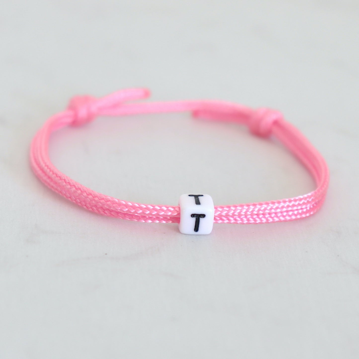 Bracelet personnalisable lettre sur cordon uni pour femme