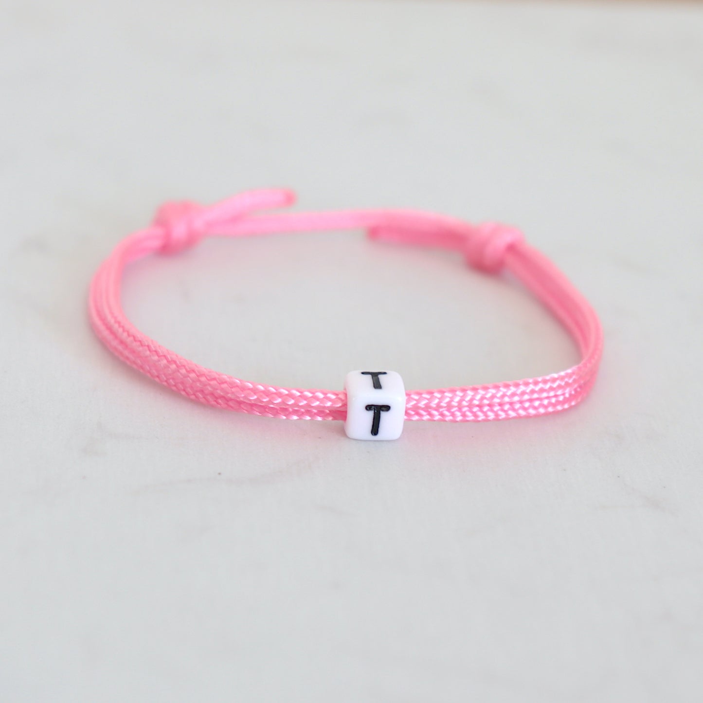 Bracelet personnalisable lettre sur cordon uni pour femme