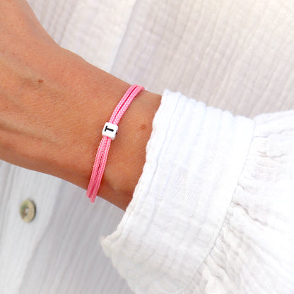 Bracelet personnalisable lettre sur cordon uni pour femme