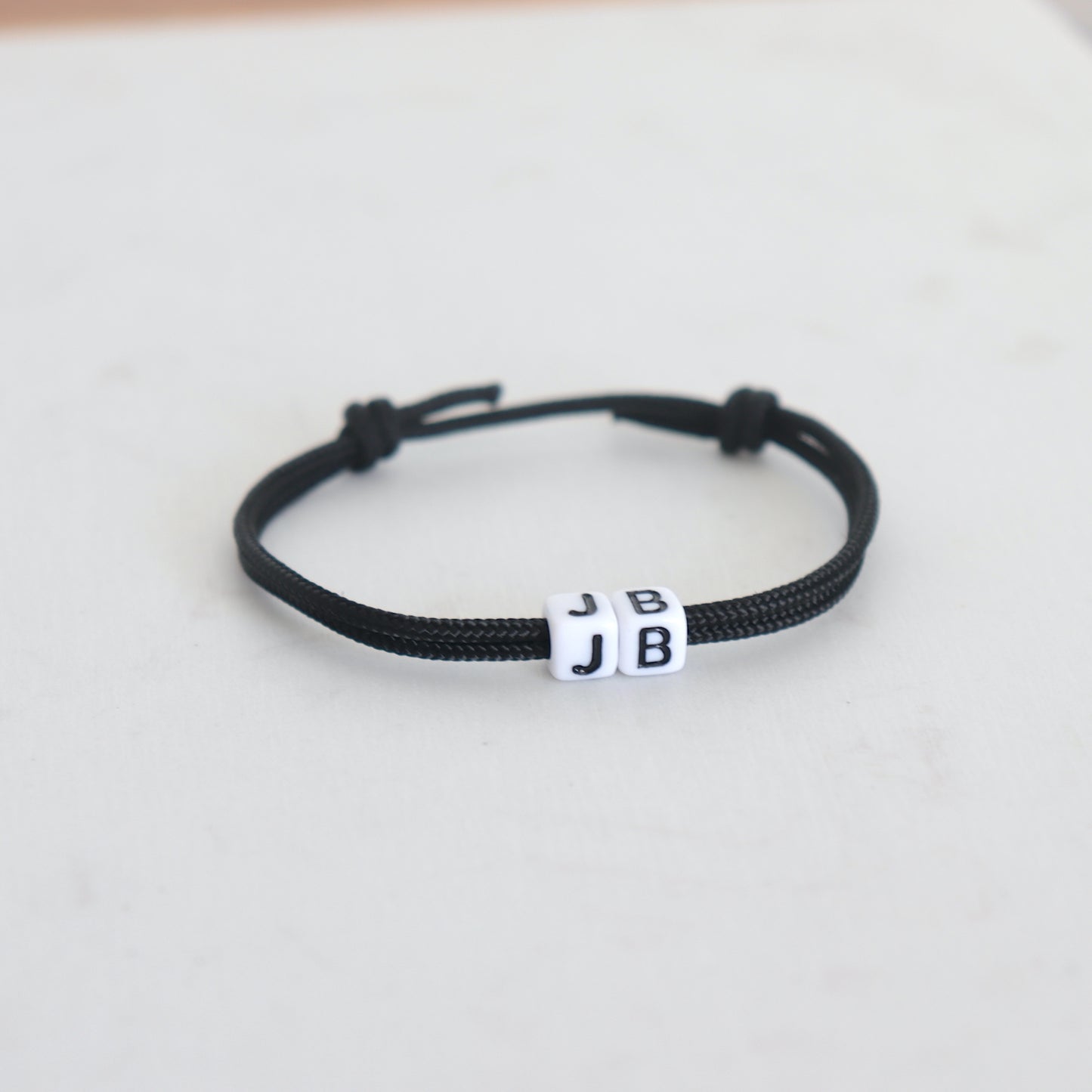 Bracelet personnalisable deux initiales sur cordon uni,bracelet femme ou homme