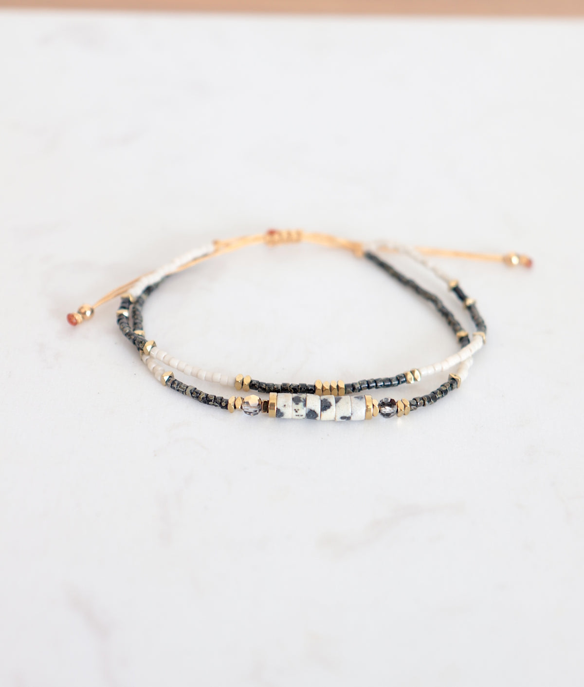 Bracelet femme jaspe dalmatien sur cordon double rangs