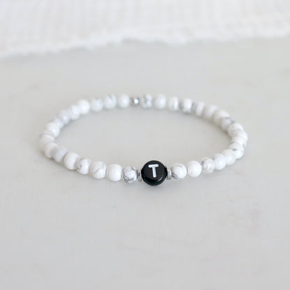 Bracelet femme pierres howlite et lettre personnalisable sur élastique