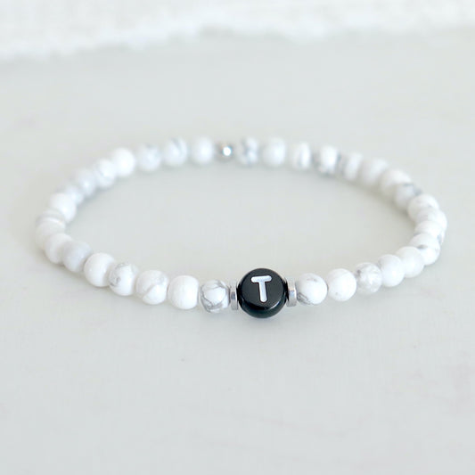 Bracelet femme pierres howlite et lettre personnalisable sur élastique