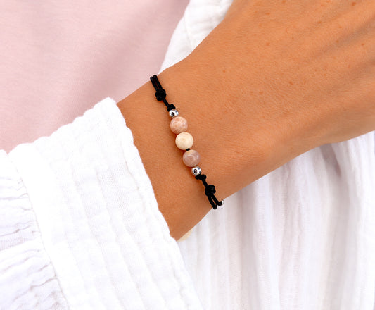 Bracelet fin femme pierre du soleil sur cordon, bracelet réglable trois perles style minimaliste