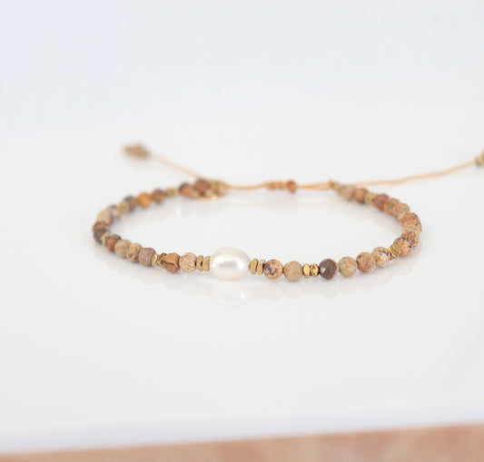 Bracelet fin perle d'eau douce et pierres jaspe paysage sur cordon