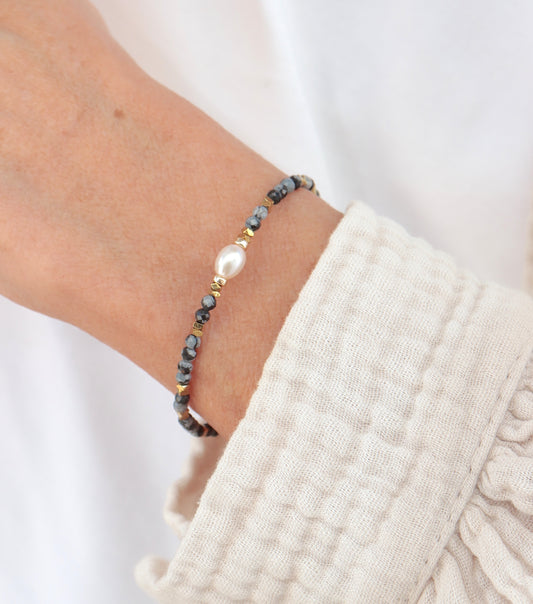 Bracelet fin femme perle d'eau douce et pierres alabaster sur cordon