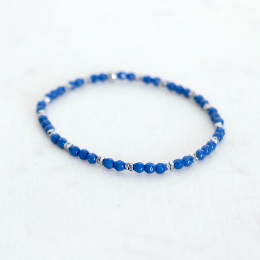 Bracelet élastique perles bleues et hématites carrées pour elle