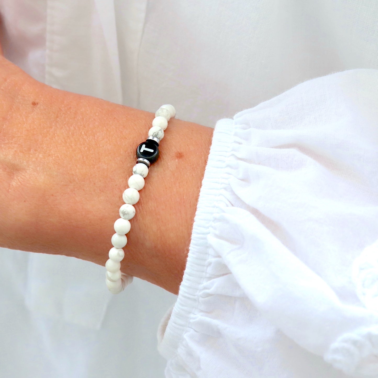 Bracelet femme pierres howlite et lettre personnalisable sur élastique