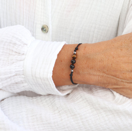 Bracelet trois perles rondes oeil de tigre sur cordon noir, bracelet fin réglable pour femme style minimaliste