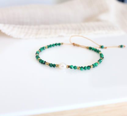 Bracelet perle d'eau douce et pierres facettées malachite sur cordon