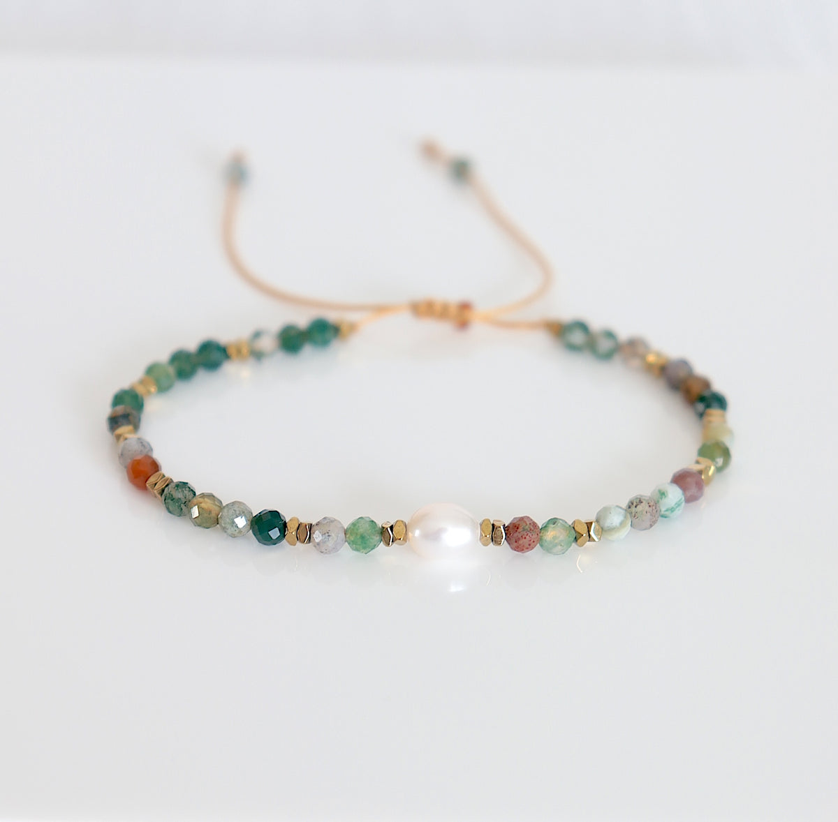 Bracelet perle d'eau douce et pierres agate indienne sur cordon