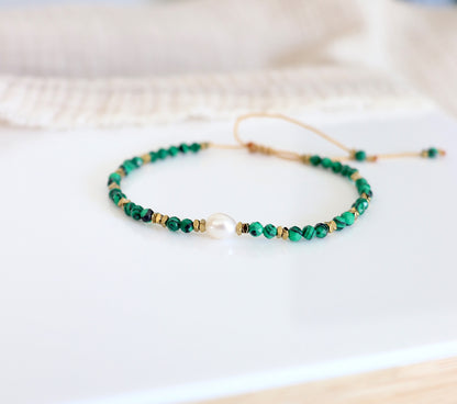 Bracelet perle d'eau douce et pierres facettées malachite sur cordon