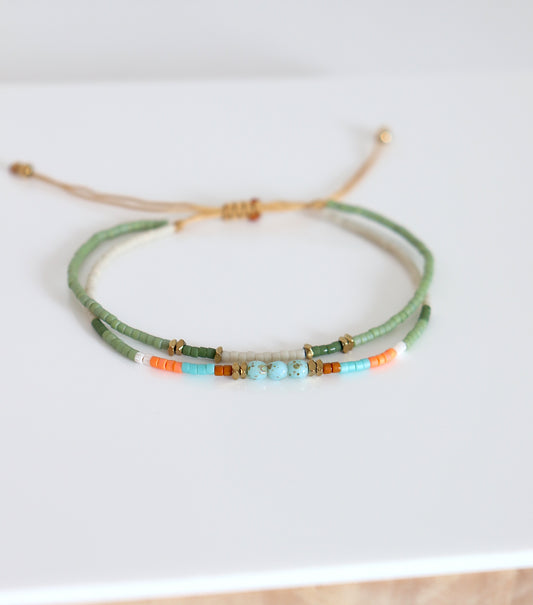 Bracelet fin femme perles colorées deux rangs sur cordon ajustable