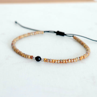 Bracelet fin perles de rocaille miyuki picasso et onyx sur cordon