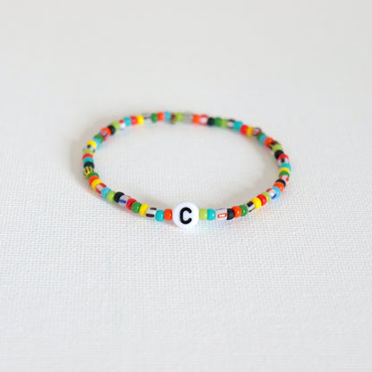 Bracelet perles de rocaille colorées et initiale personnalisable, cadeau pour elle