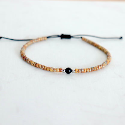 Bracelet fin perles de rocaille miyuki picasso et onyx sur cordon