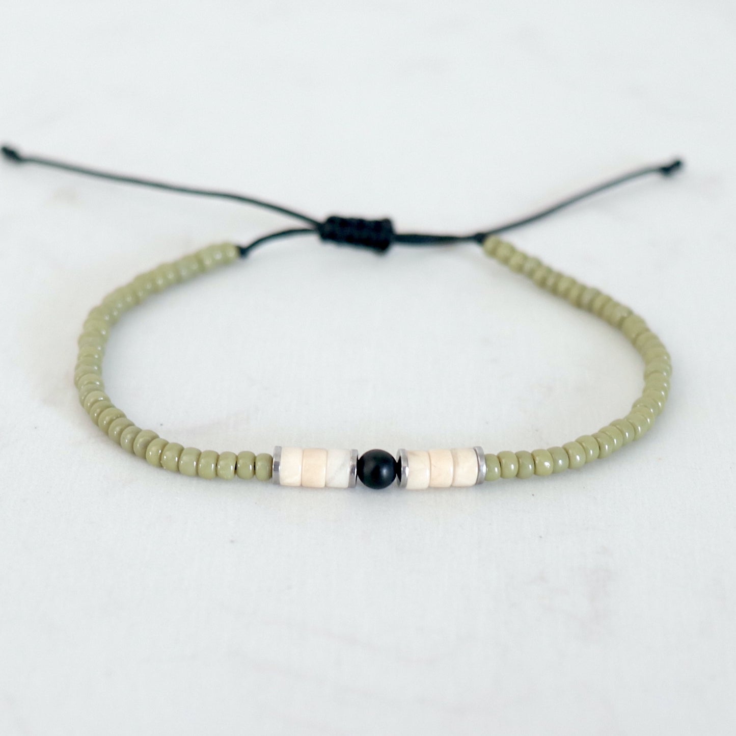 Bracelet surf howlite et perles vertes cactus sur cordon