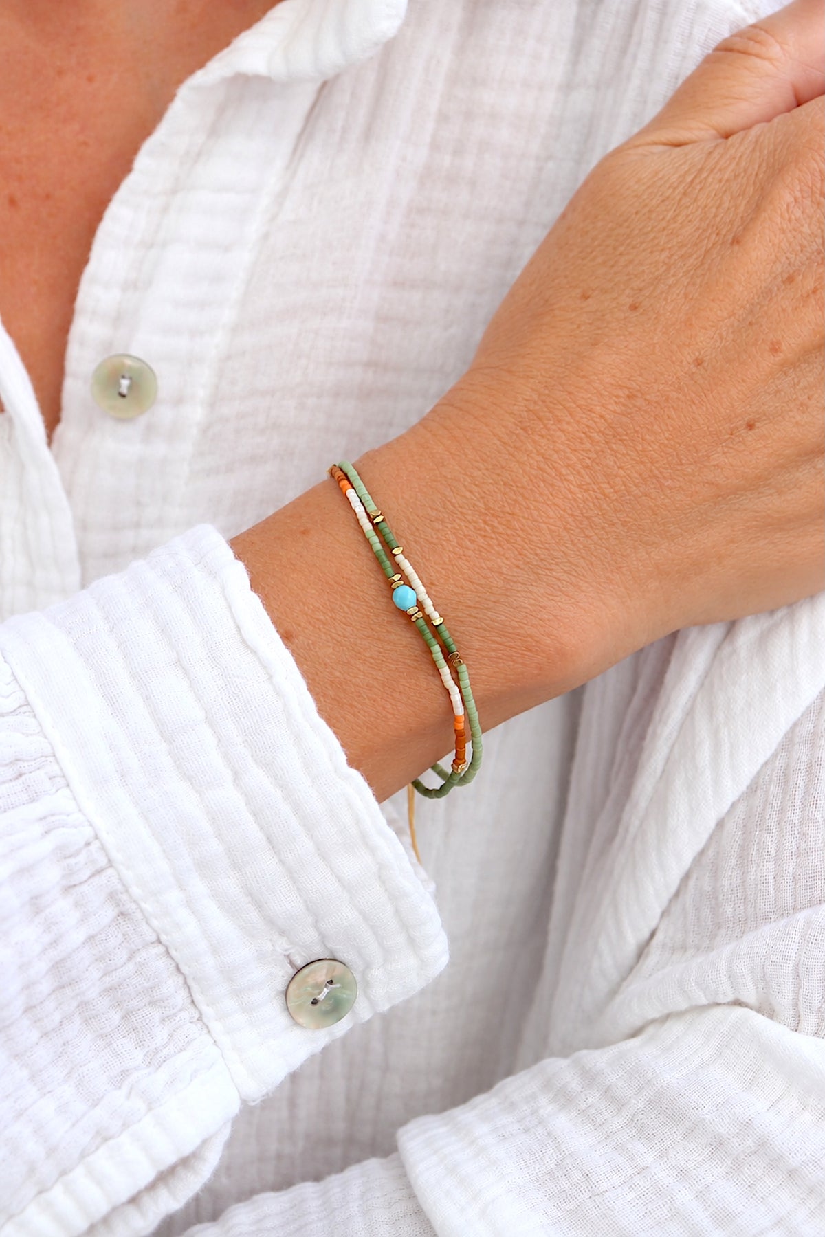 Bracelet fin cordon ajustable double rangs perles de couleur pour femme
