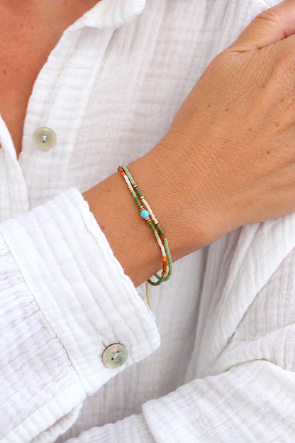 Bracelet fin cordon ajustable double rangs perles de couleur pour femme