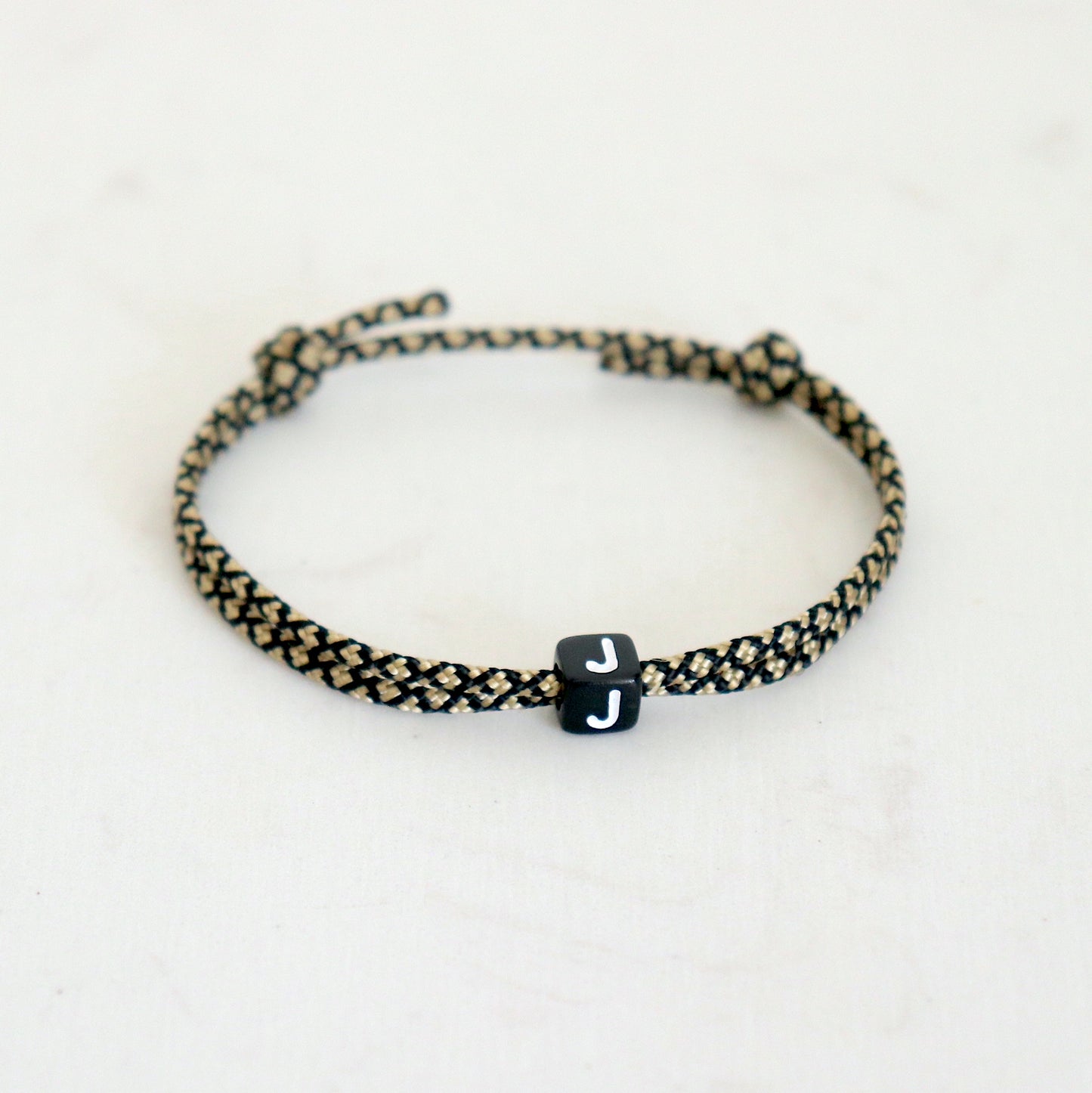 Bracelet avec cordon et lettre personnalisable pour elle