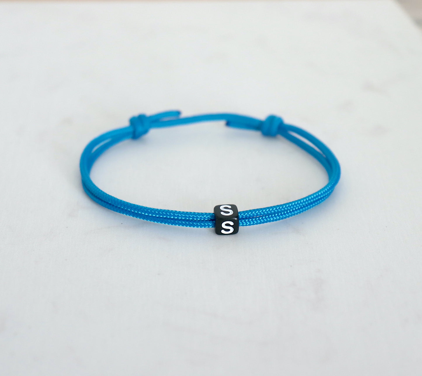 Bracelet lettre personnalisable sur cordon uni à choisir,bracelet réglable boho surf pour lui