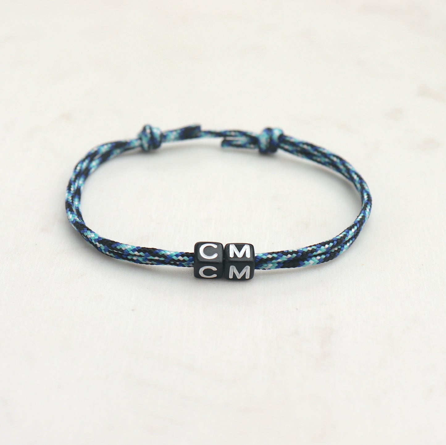 Bracelet personnalisable deux initiales sur cordon,bracelet réglable surf couleurs à choisir homme