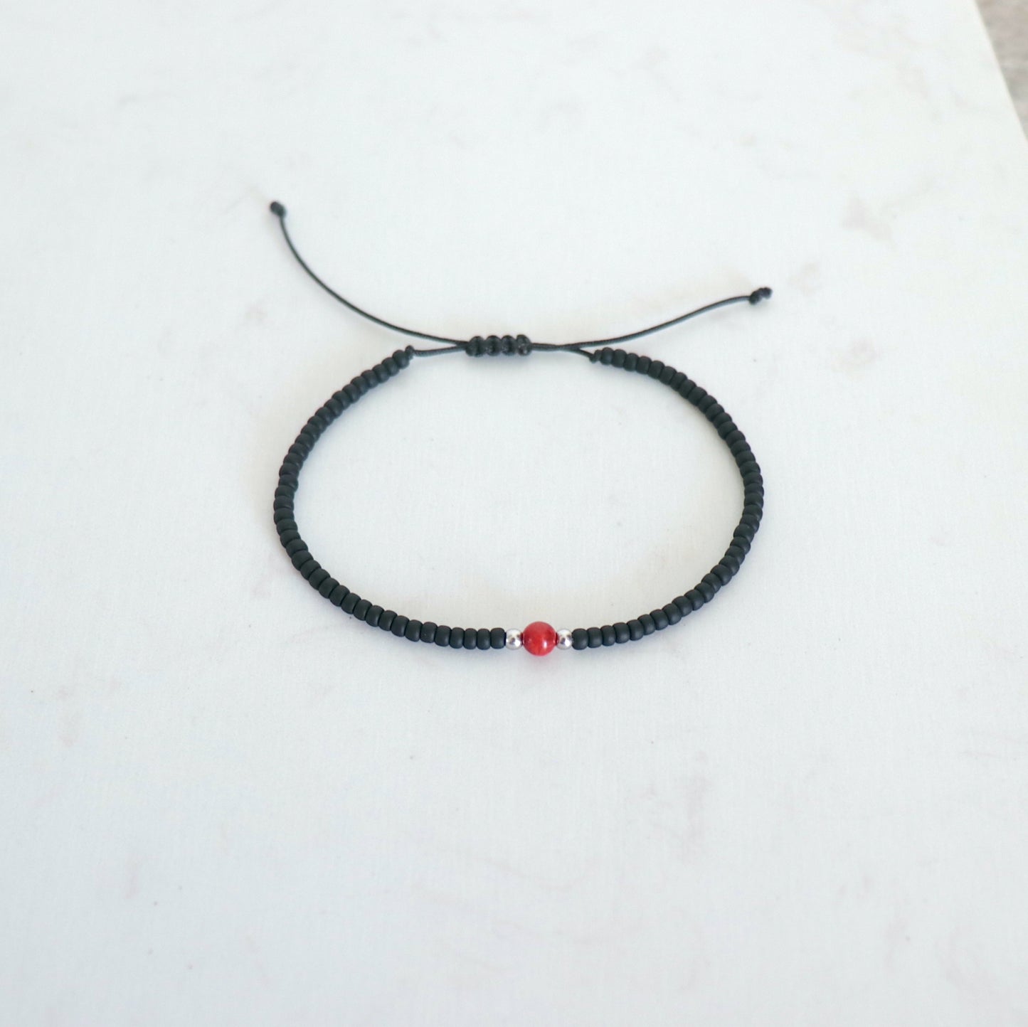 Bracelet fin perles de rocaille noires et jaspe rouge pour lui,bracelet cordon réglable surf boho