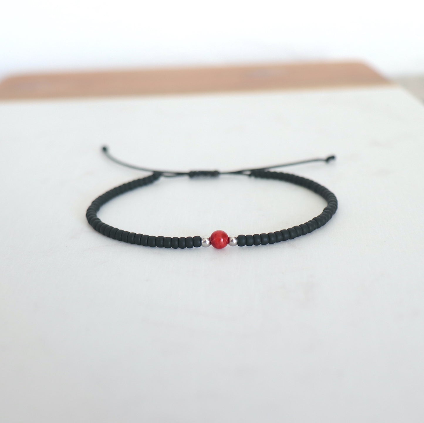 Bracelet fin perles de rocaille noires et jaspe rouge pour lui,bracelet cordon réglable surf boho